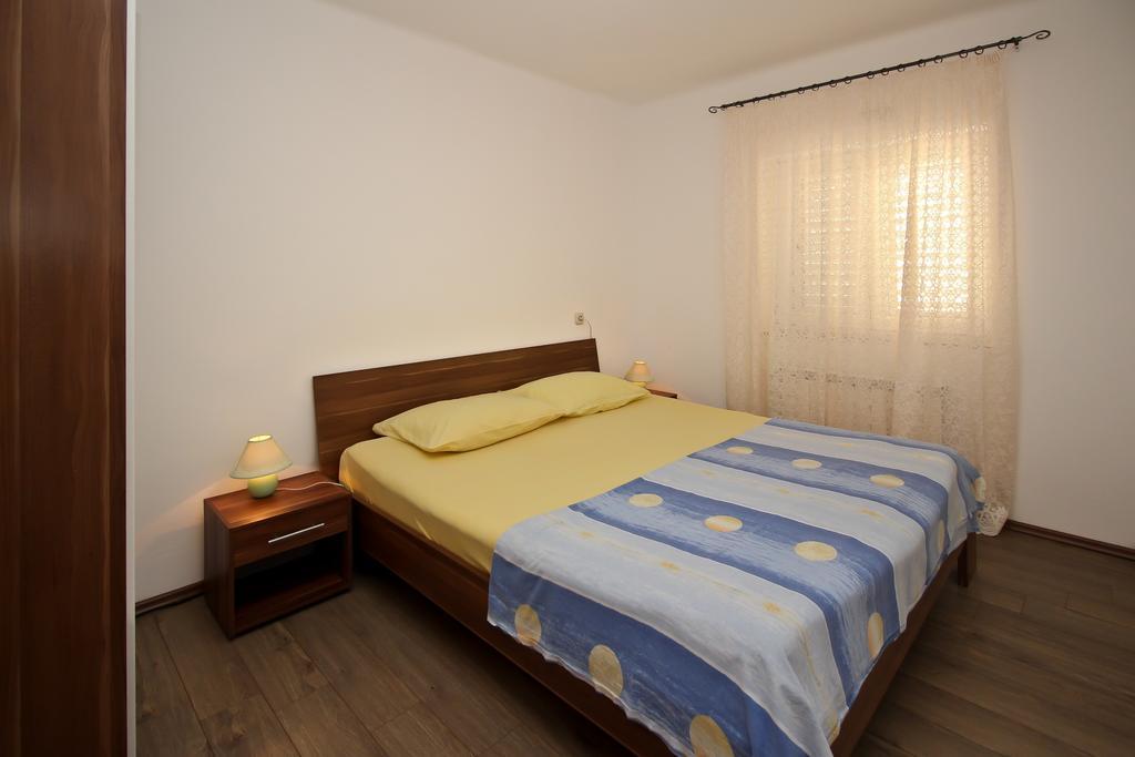 Apartment Drazen Šilo Quarto foto
